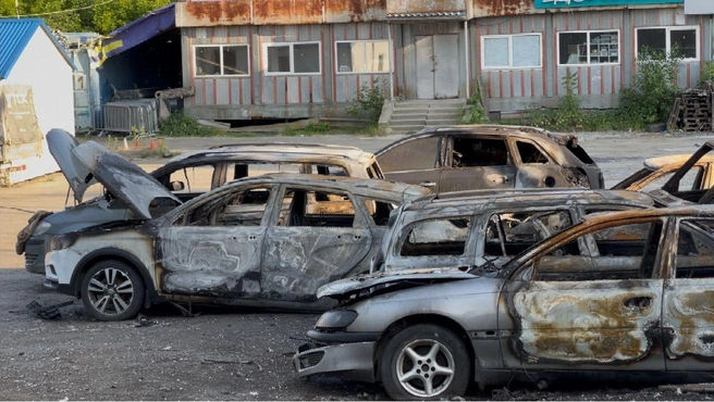 В огне сгорели восемь автомобилей | Источник: УМВД Екатеринбурга