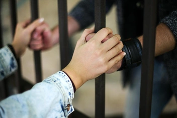 «Привязалась к парню и никак не могла его отпустить… Но теперь появился шанс — его посадили»