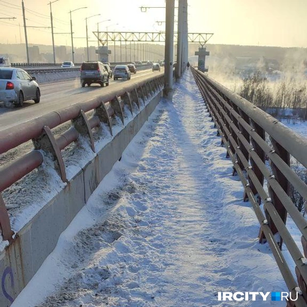 А вот на самом мосту узкая тропинка на полтора человека | Источник: Ксения Власова / «ИрСити»