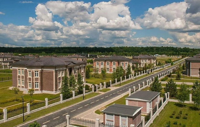 Уголок викторианской Англии в Подмосковье — так выглядит поселок ParkVille Жуковки | Источник: Yandex / Maps