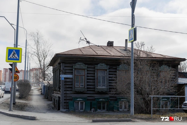 Двухэтажка официально находится на улице Достоевского  | Источник: Ирина Шарова / 72.RU