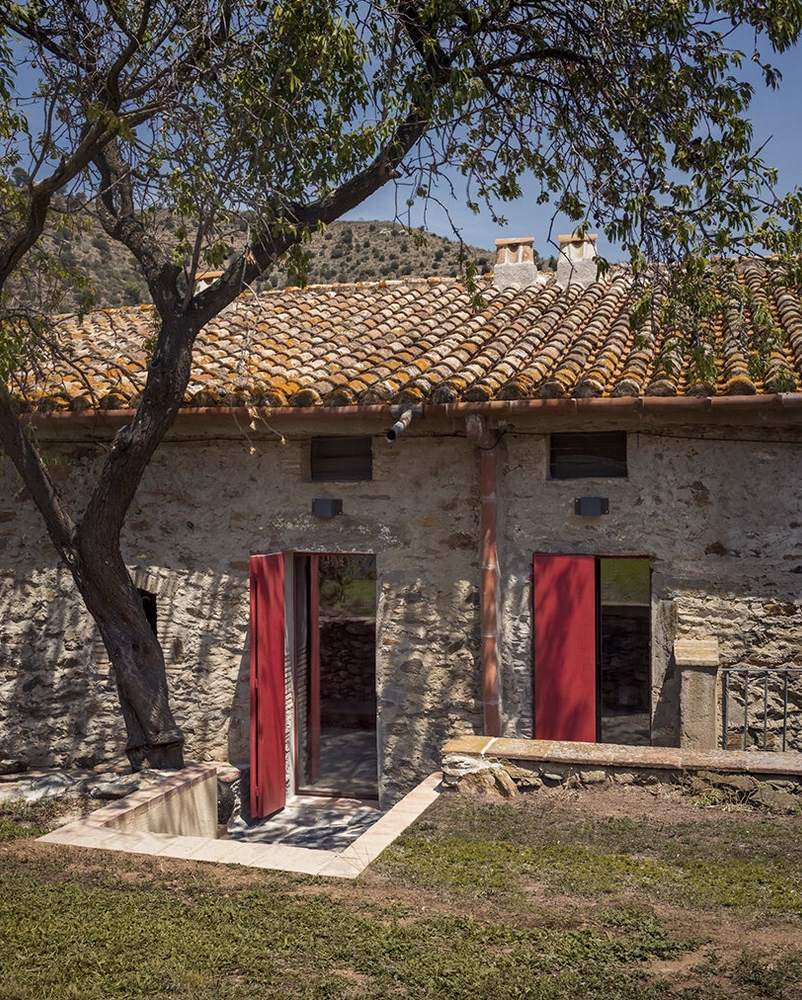 Из старой винодельни — в летний дом: проект Rai Pinto Studio в Каталонии | Источник: Пол Виладомс