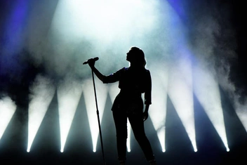 Мини-тест: Если вам 35+, вы точно угадаете, какую песню зашифровала нейросеть