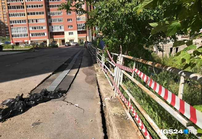 Сможет ли такая преграда сдержать дождевую воду? | Источник: Дмитрий Мамаев / NGS24.RU