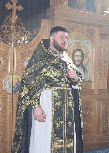 Утром отец Алексий в храме… | Источник: Алексей Гончаров / Vk.com