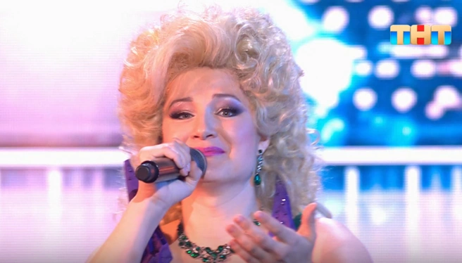 Певица из Оренбурга Анастасия Медная перевоплотилась в Надежду Кадышеву на шоу «Ярче звезд» и спела две её песни | Источник: Скриншот с видео «Ярче звезд. ТНТ, 3 сезон 5 выпуск / RUTUBE»