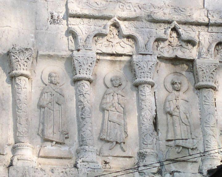 Георгиевский собор (1230-34 гг) в Юрьеве-Польском — последний крупный белокаменный храм, возведенный до татаро-монгольского нашествия. В ходе перестроек значительная часть рельефов была утрачена, но сохранилось около 450 резных белокаменных фрагментов с изображениями святых, животных, птиц и даже слона | Источник: Dmitry Kamshilin, wikipedia.org