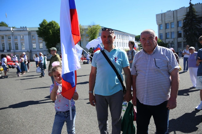 Представители узбекской диаспоры Анжирбай Акажанов и Бахром Махмудов. Анжирбай Акажанов пришел на концерт вместе с внучкой | Источник: Алена Косточкина