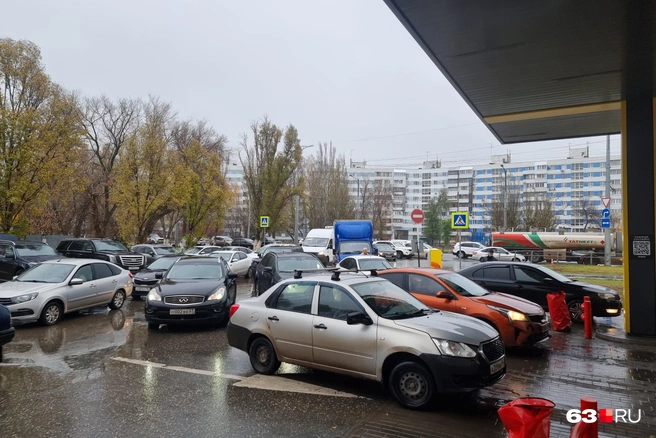 Теперь в Самаре так: завезли 95-й — налетай, пока не расхватали! | Источник: Роман Данилкин / 63.RU 