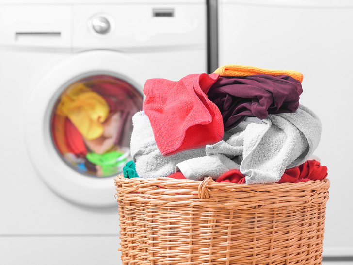 Ни одного пятнышка: как стирают вещи в химчистке, чтобы добиться идеальной чистоты (вы можете повторить это дома)