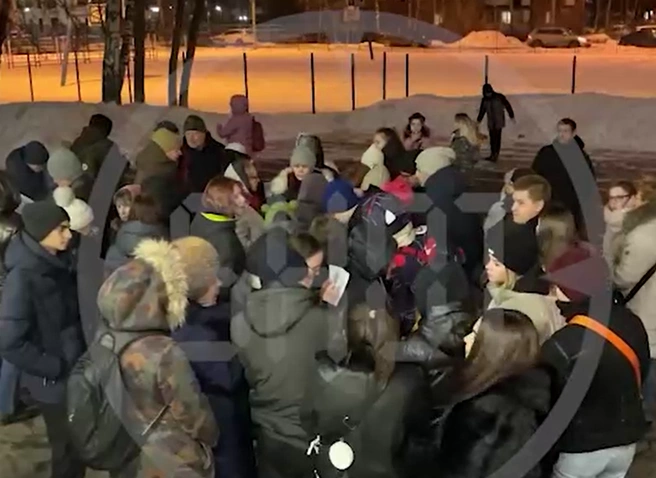 В Химках родители собрались у школы, чтобы спасти учительницу от тюрьмы | ya62.ru