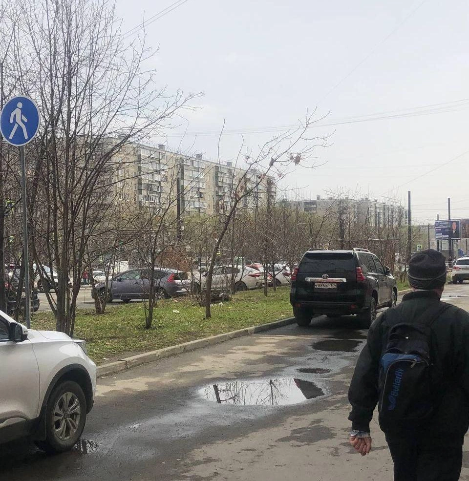 Улица Салавата Юлаева, 6. Водители часто жалуются, что не могут отличить тротуар от парковки, но здесь установлен знак «Пешеходная дорожка». Он не допускает езды и остановки, кроме отдельных исключений, под которые Toyota Land Cruiser Prado не попадает | Источник: читатель 74.RU