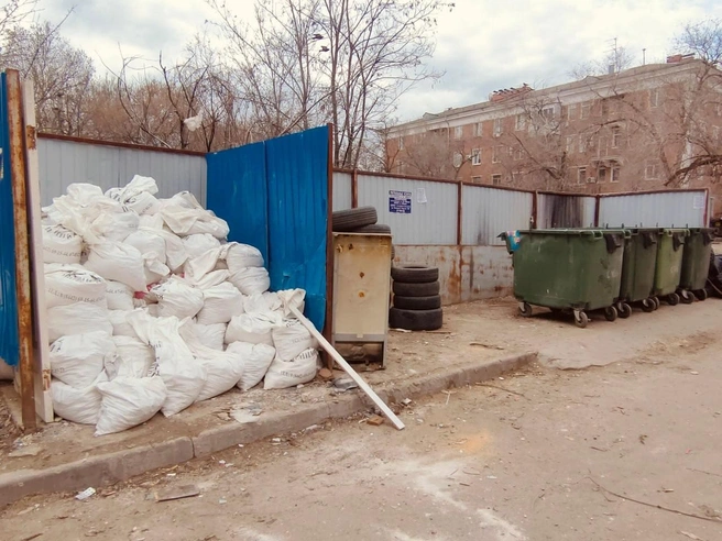 В отсеке для крупногабаритного мусора теперь валяются мешки со строительными отходами | Источник: пресс-служба «ЭкоЦентра»