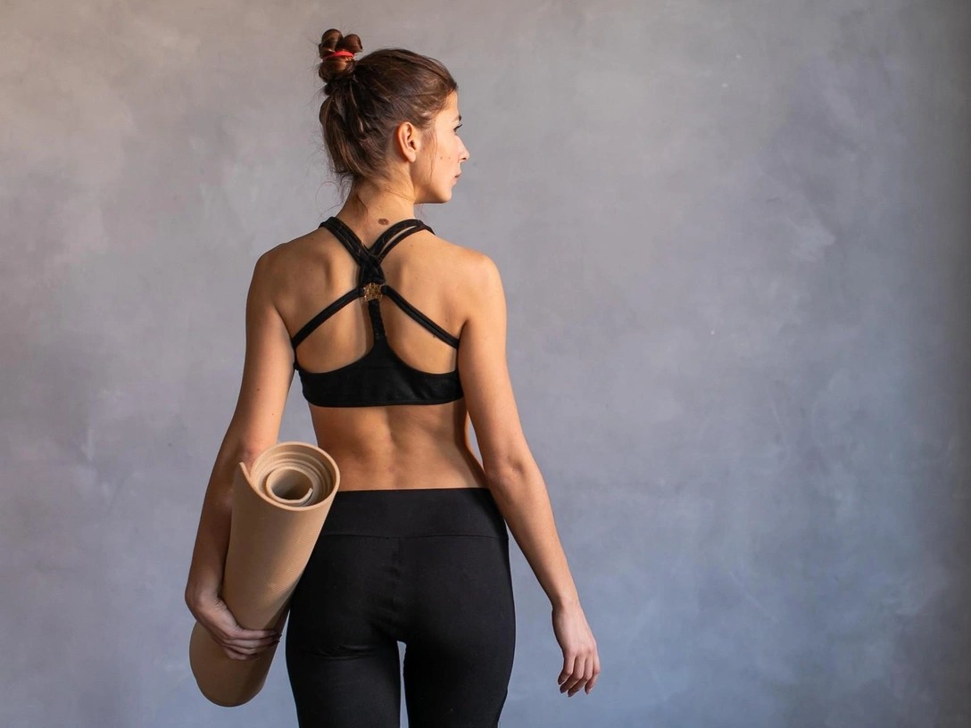 Советы остеопата: как перестать сутулиться и натренировать осанку | marieclaire.ru