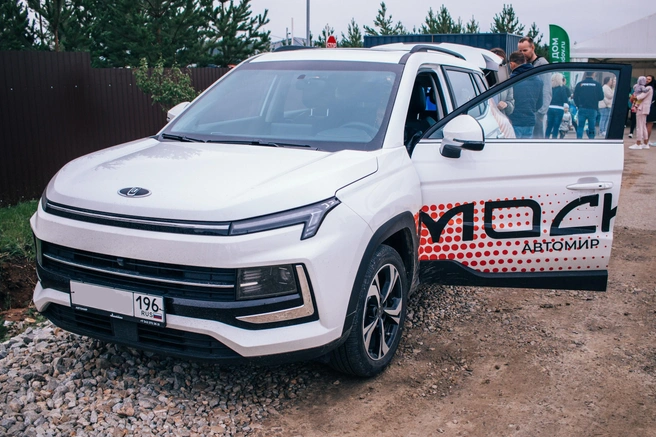Новые кроссоверы «Москвич-3» и Geely Manjaro многим понравились | Источник: Алиса Шапкина