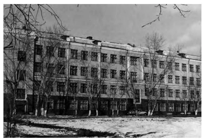 Архивное фото школы № 14 в красноярской Покровке, где учились братья Смоктуновичи. Сейчас она называется «Образовательная площадка № 3» при «Комплексе Покровский» | Источник: А. Жемчугов / «Сибирский Гамлет»