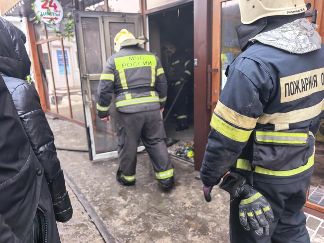 Что стало причиной пожара в цветочном павильоне — предстоит выяснить | Источник: T.me / vlg_crime
