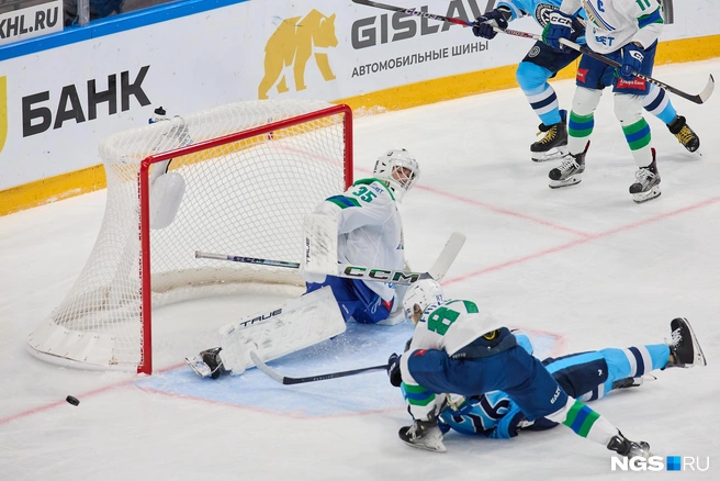 Победных матчей в этом сезоне было прискорбно мало. Вот и с уфимским «Салаватом Юлаевым» «Сибирь» в конце октября сыграла неудачно, со счетом 2:5 в пользу гостей | Источник: Александр Ощепков / NGS.ru