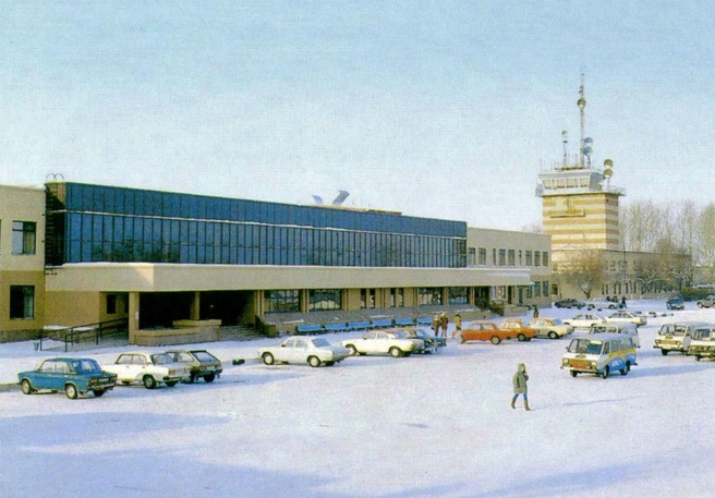 Здесь здание уже немного современнее. Конечно, ведь на дворе 90-е | Источник: Тюмень до нашей Эры / vk.com
