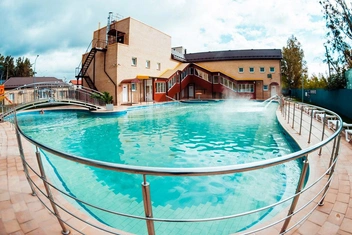 Бассейн с термальной водой | Источник: Горячий источник «Волна» / VK.com