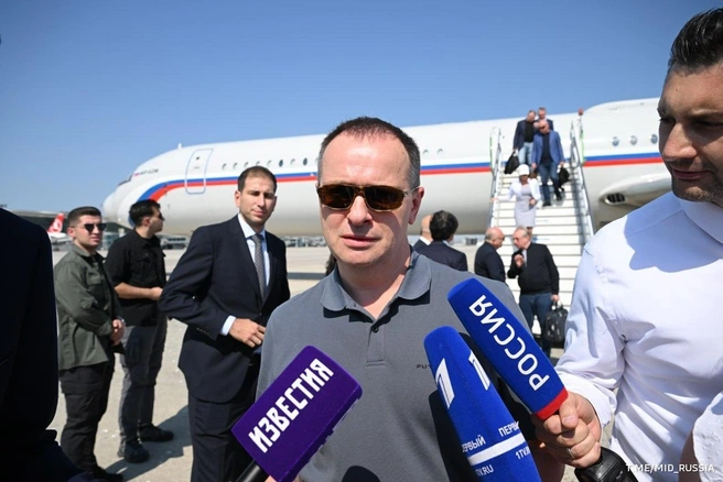 Владимир Мединский прилетел в футболке Putin Team | Источник: Рамиль Ситдиков / МИД России / Telegram