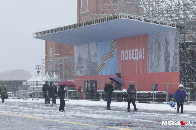 Рабочие продолжают монтаж трибун к параду Победы | Источник: Дмитрий Толстошеев / MSK1.RU