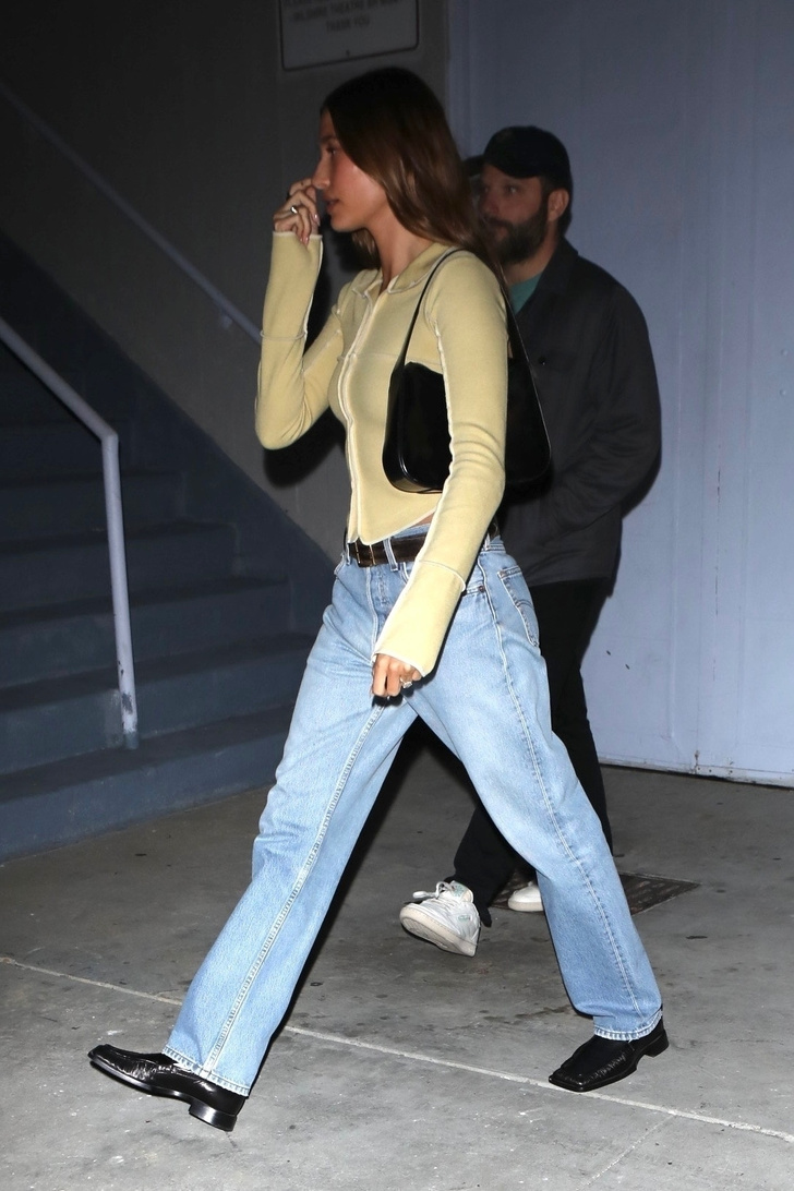 Хейли Бибер нашла самые модные джинсы — прямые, свободные и с низкой посадкой