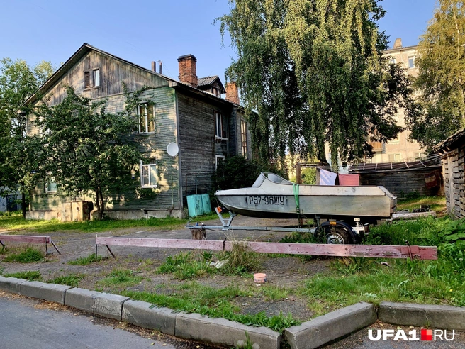 Видимо, сохранили лодку как памятник