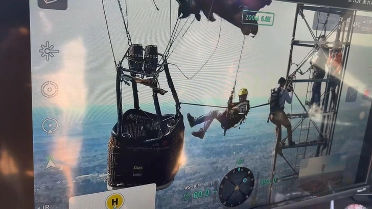 В Техасе спасли пассажиров аэростата, который зацепился за вышку связи и повис в 300 метрах над землей. Видео