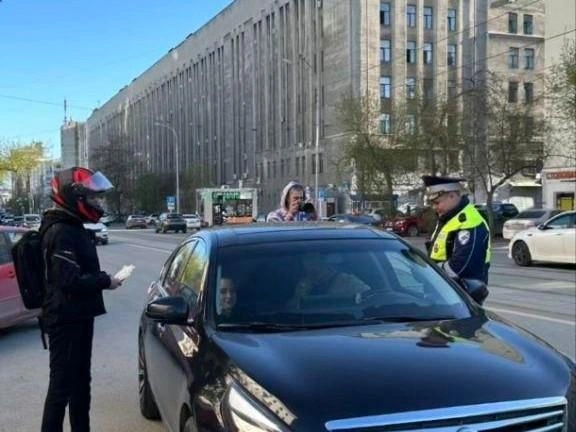 Байкерша раздает листовки о безопасности на дороге | Источник: Движение — фестиваль музыки, спорта и мотокультуры / T.me