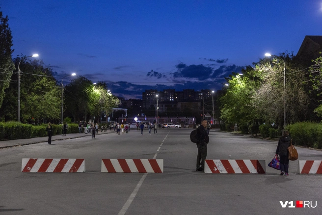 Тех, кто смог подъехать поближе, ждали железобетонные ограждения | Источник: Константин Завриков / V1.RU