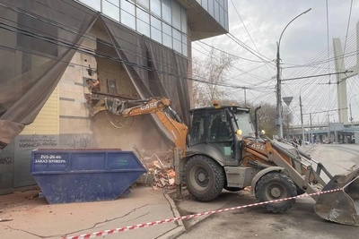 У старого автовокзала в Новосибирске разбирают фасад