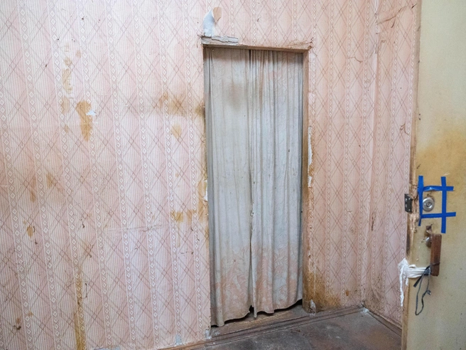В доме регулярно прорывало трубы, из-за сырости со стен сползает любое покрытие | Источник: Артем Бауман / 76.RU