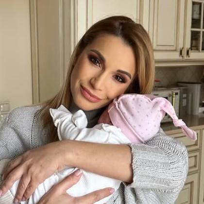 Няня ест у холодильника, а потом прячется под стол: Ольга Орлова объяснила странности в своем доме