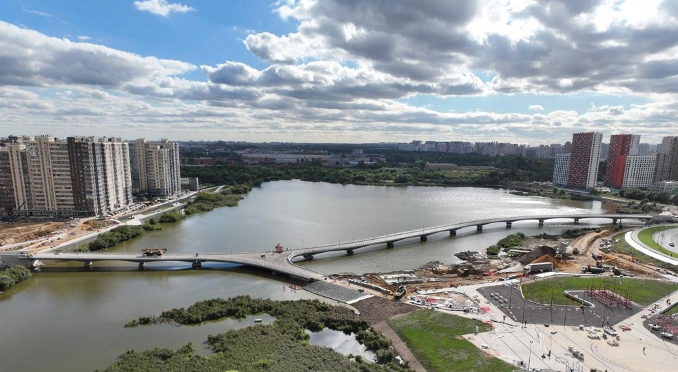 Между Москвой и Люберцами возвели мост через озеро Черное | Источник: Владимир Волков / Люберцы / T.me