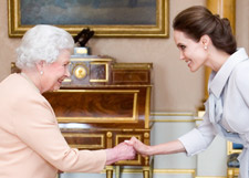 Анджелина Джоли получила награду из рук Елизаветы II