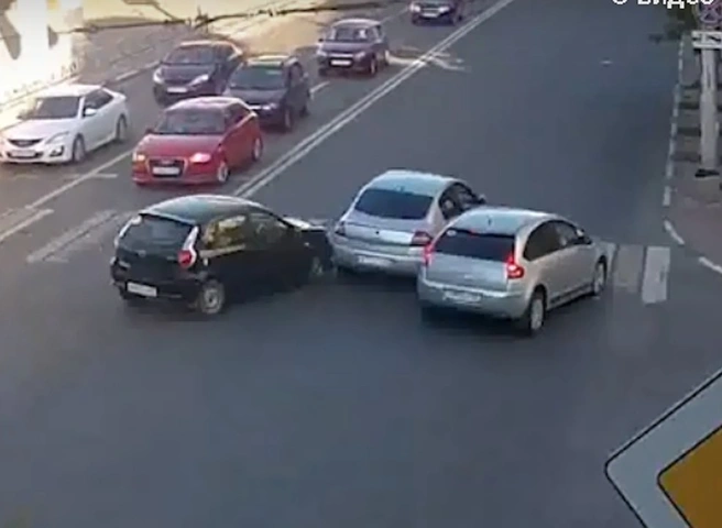 ДТП с участием трех авто в центре Рязани попало на видео | ya62.ru