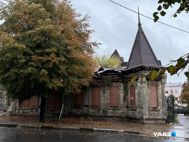 На фоне октябрьского неба здания выглядят еще печальнее | Источник: Сергей Петунин / YA62.RU