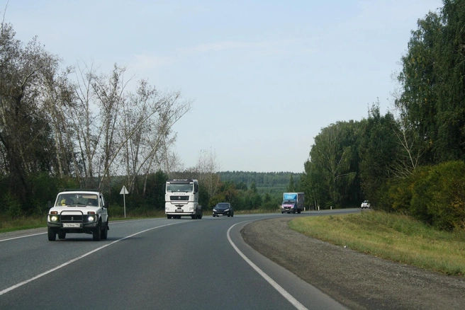 В 2026 году дорожники начнут расширять участок Режевского тракта | Источник: Роман Марьяненко / E1.RU