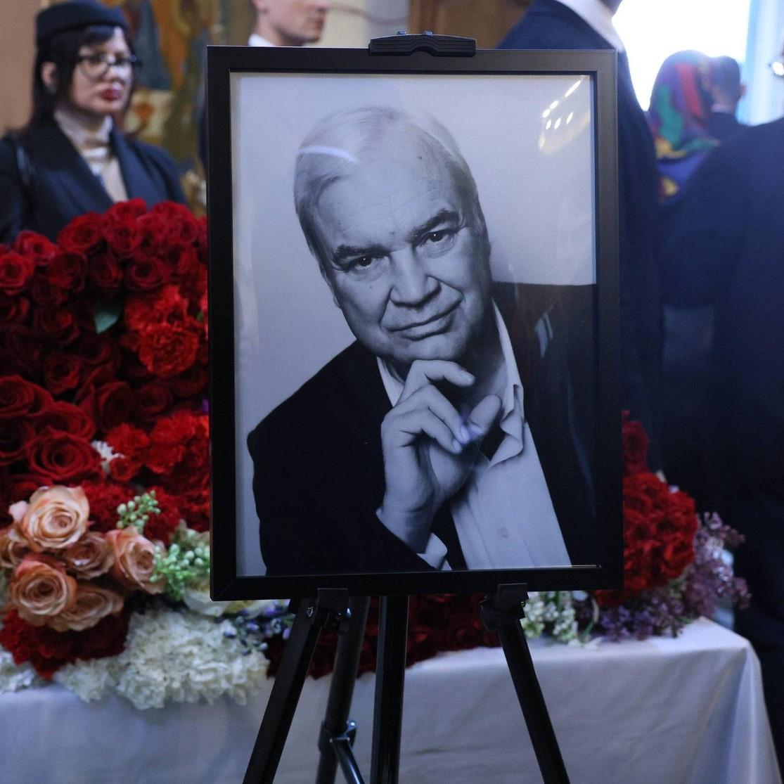 Похоронил бабушку, маму и теперь дедушку… Внук Владимира Молчанова у его гроба