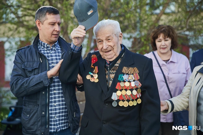 Ветеран вышел на улицу к участникам парада. Во дворе собралось много людей | Источник: Александр Ощепков/NGS.RU