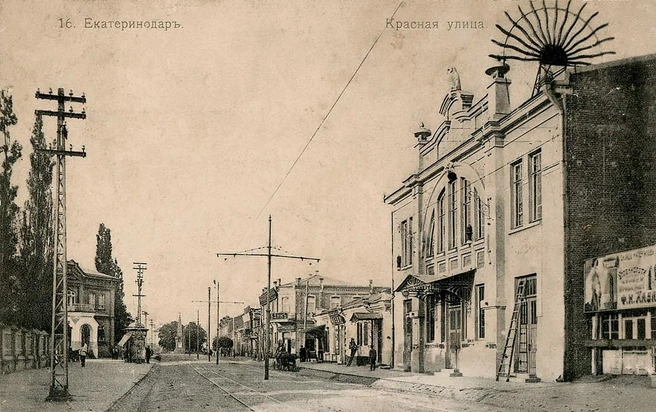 1913 год. Театр Лихацкого справа. Напротив видно первую горбольницу, которая сохранилась до наших дней | Источник: Pastvu.com