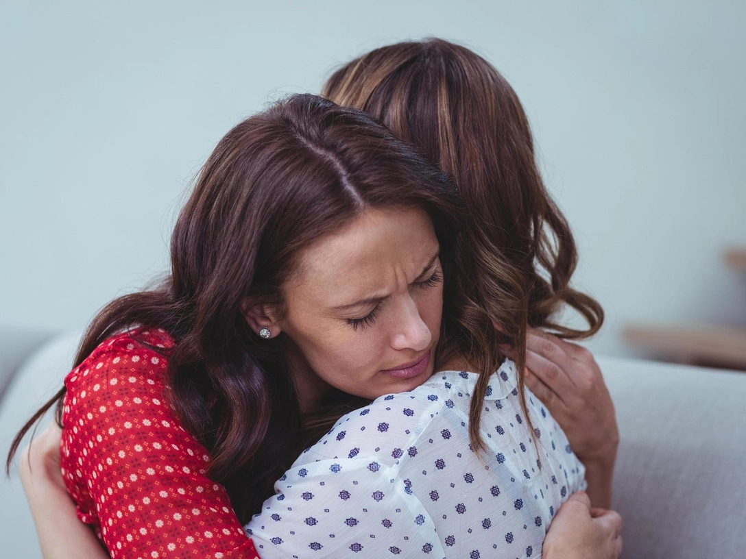 Нож в спину: 7 признаков того, что вы слишком добры к людям (в ущерб себе) | marieclaire.ru