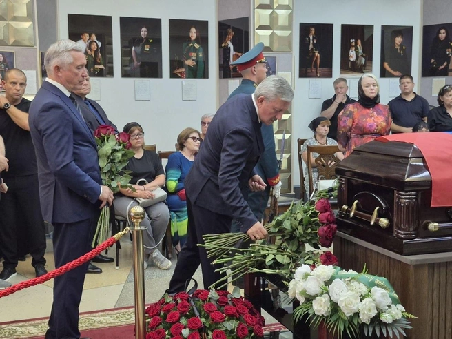 Мэр Волгограда возложил цветы к гробу | Источник: Ирина Яковлева / V1.RU