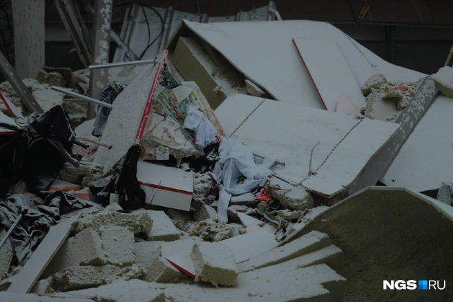 Поблизости разбросаны вещи&nbsp;— единственное напоминание, что еще сутки назад на втором этаже ТЦ&nbsp;работал магазин одежды | Источник: Андрей Бортко / NGS.RU