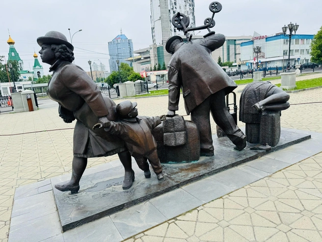 Вот такой интересный памятник установлен на старом вокзале Екатеринбурга | Источник: Татьяна Селезнева / Vk.com