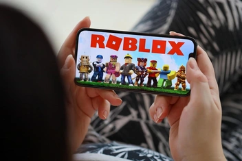 Семилетнюю школьницу обманули на 100 тысяч рублей в Roblox: почему дети так любят эту игру