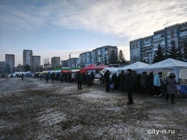 Новокузнечане закупаются на городской ярмарке | Источник: www.city-n.ru