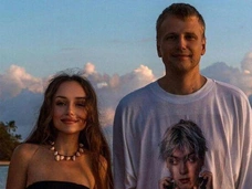 Жена не сказала Комиссаренко про вебкам, Мамаев молчал, что женат. Психолог о лжи в начале романов