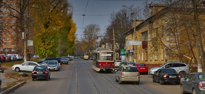 Улица Михеева в 2019 году. Когда дорога заставлена, автомобилистам остаются только трамвайные пути | Источник: yandex.ru/maps